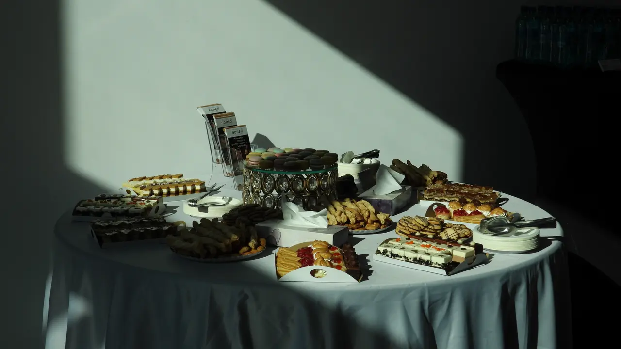 Masa cu gustări pregătită pentru participanți, MRB 1.1