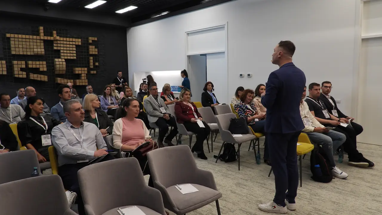 Sala IAR 80 în timpul prezentării, MRB 1.1