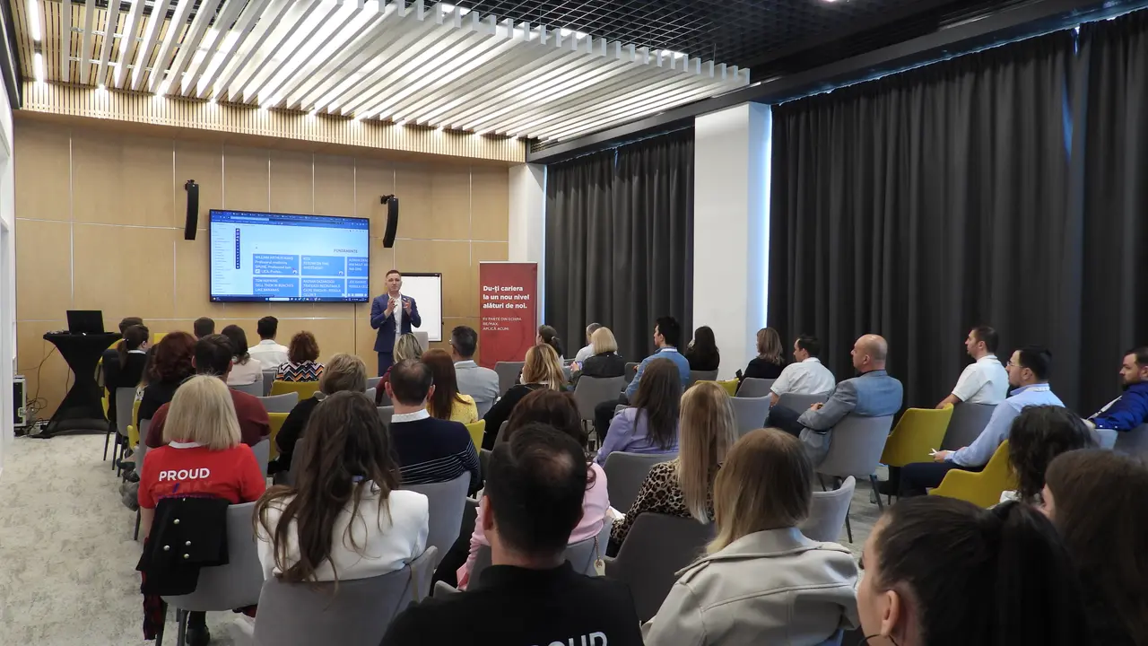 Participanții urmărind prezentarea pe ecran, MRB 1.1