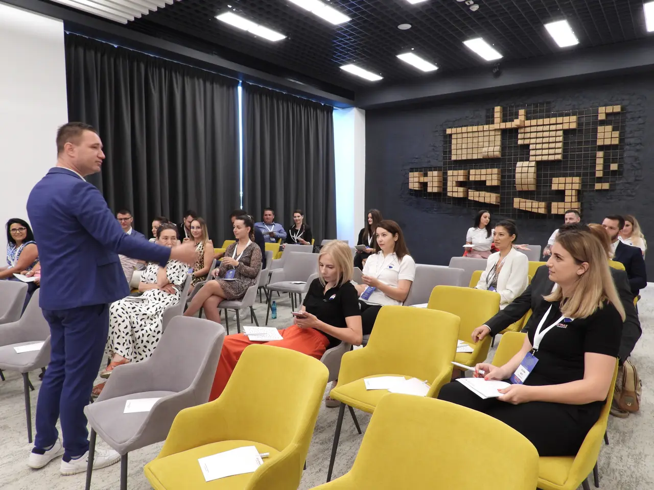 Prezentatorul vorbind sălii, MRB 1.4