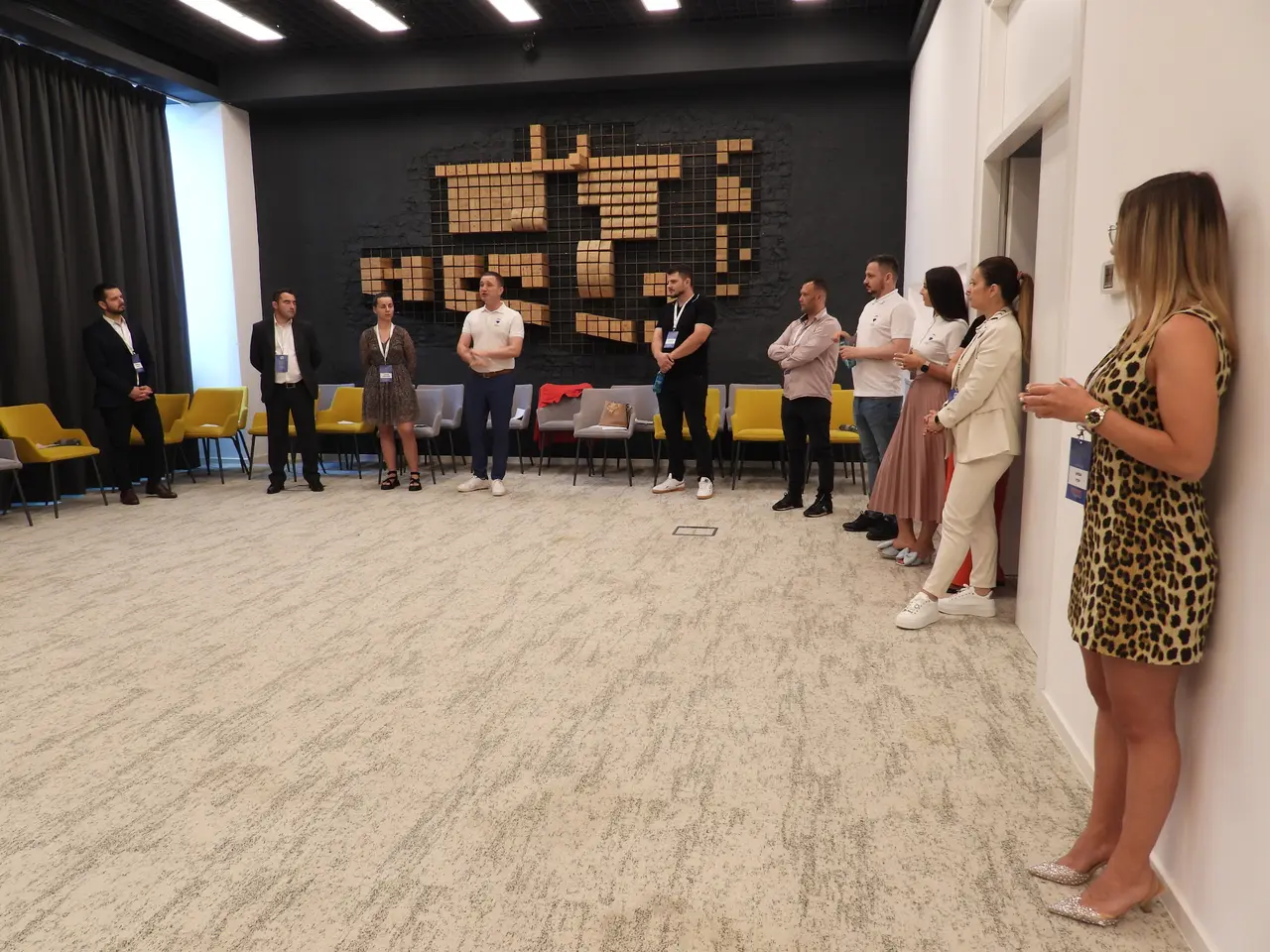 Exercițiu în picioare în sala de eveniment, MRB 1.4