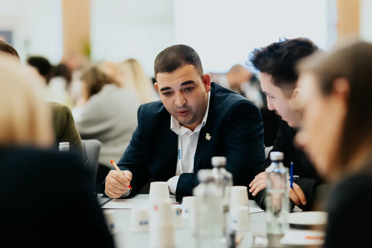 Participant notând pe fișa de lucru la masă, MRB 2025