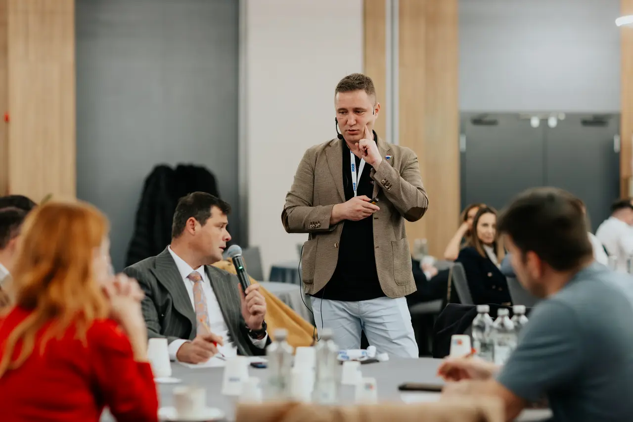 Un participant ia cuvântul la microfon în timpul sesiunii, MRB 2025