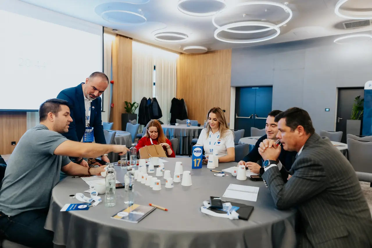 Participanți discutând la o masă cu moderator, MRB 2025