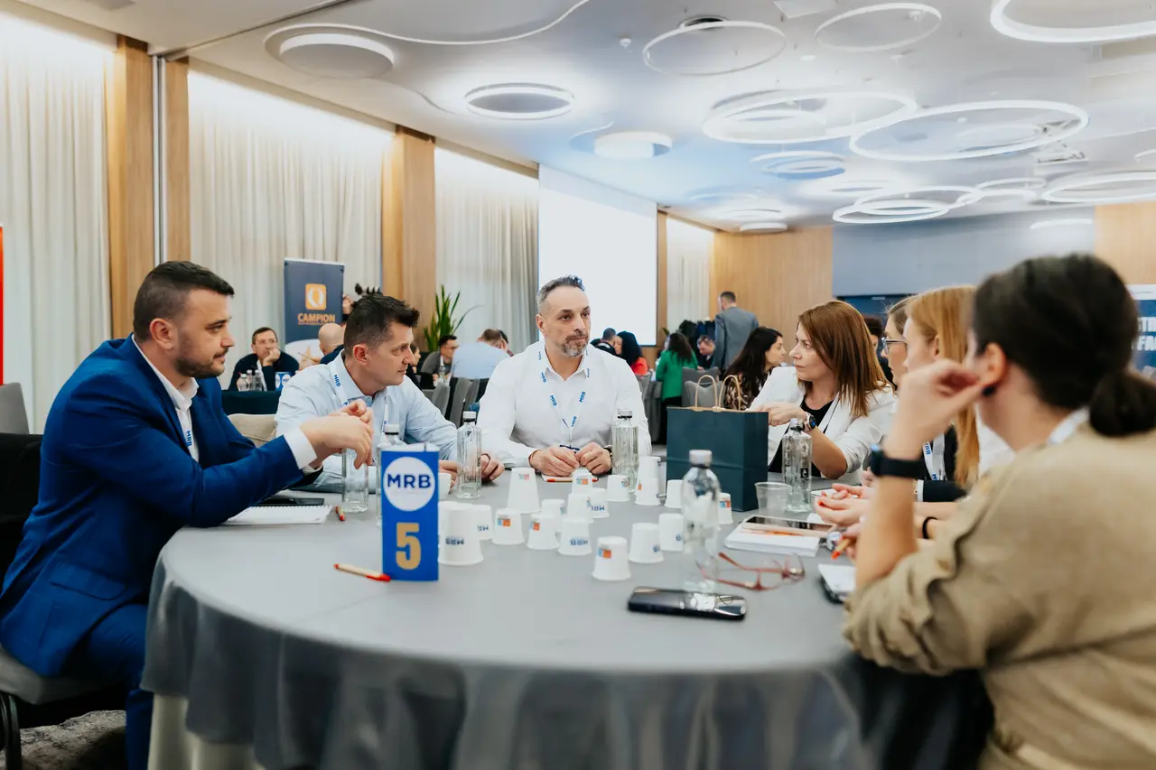 Participanți la masa 5 lucrând împreună, MRB 2025