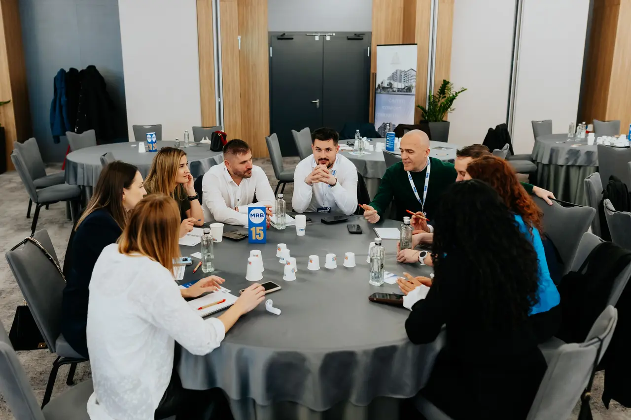 Participanți scriind în timpul exercițiului la masă, MRB 2025