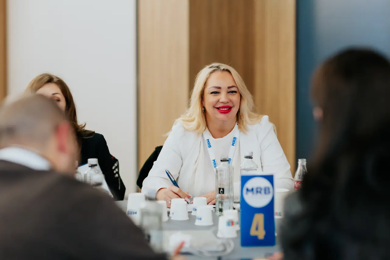 Participantă zâmbitoare la masa numărul 4, MRB 2025