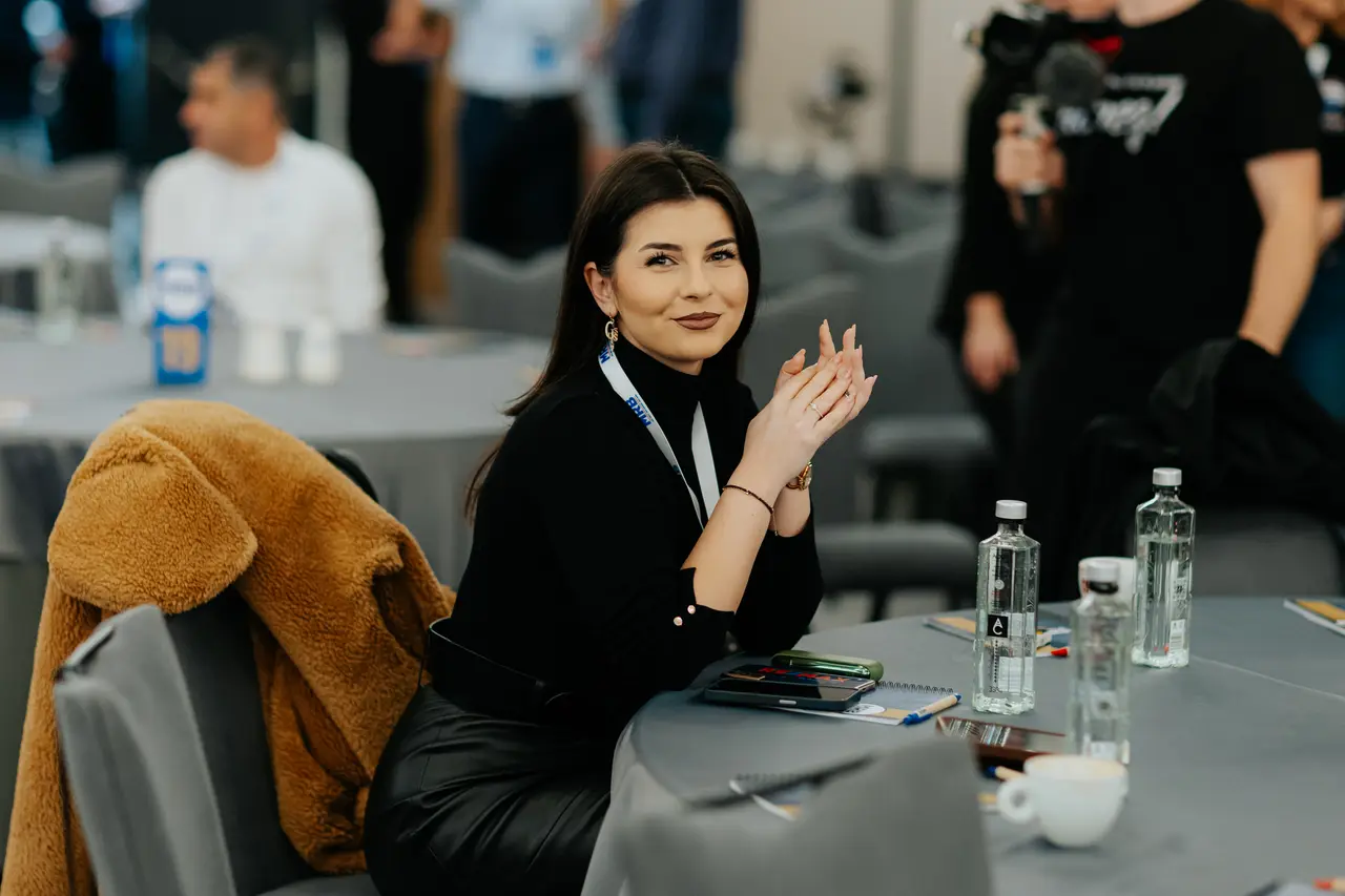 Participantă aplaudând la masă, MRB 2025