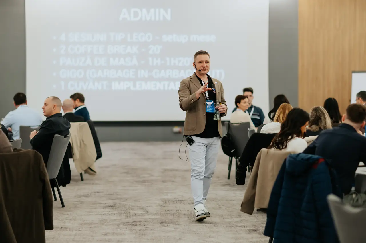 Prezentatorul în fața ecranului cu programul zilei, MRB 2025